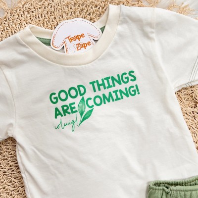 Conj. Camiseta Good Things Are Coming e Bermuda - Off White e Verde